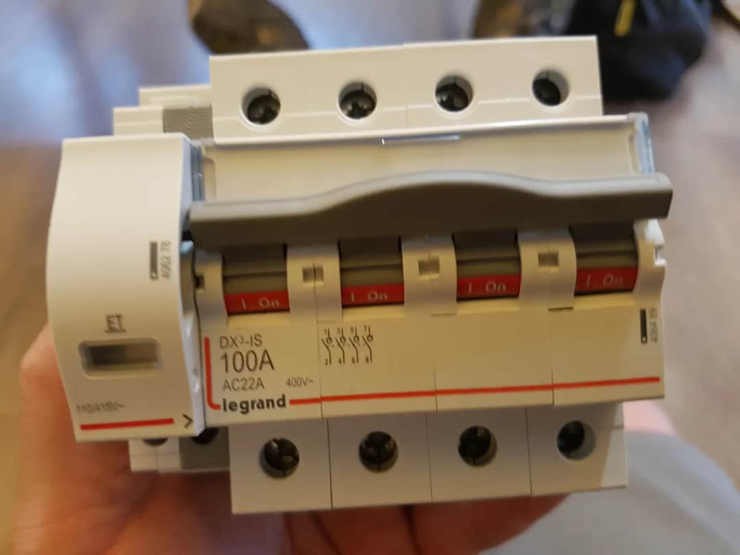 Jak podłączyć wyzwalacz wzrostowy Legrand bez błędów i problemów